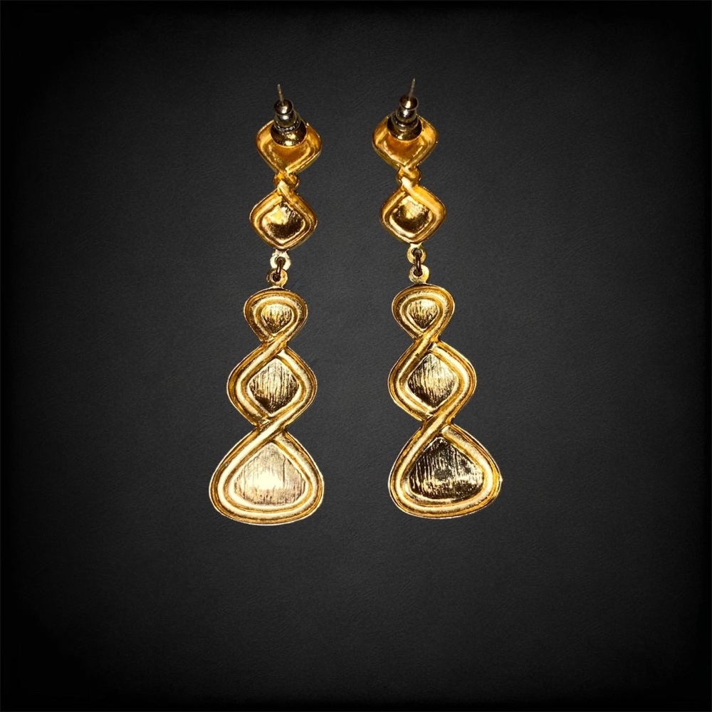Vintage Gold-Toned Earrings Bundle - Picture 4 of 8